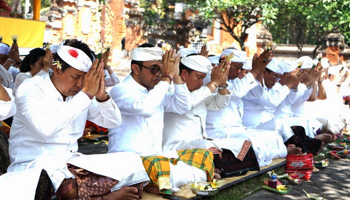 Ribuan Umat Padati Pura Agung Jagatnatha di Hari Saraswati