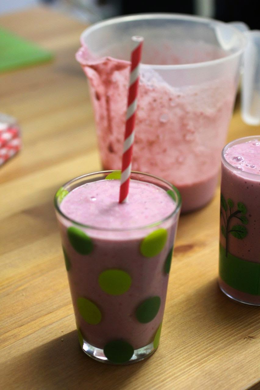 Green Gourmet Giraffe: Super smoothie with berries, pear and banana