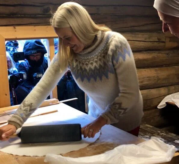 Crown Prince Haakon and Crown Princess Mette-Marit first visited Dovre municipality and then Lesja municipality