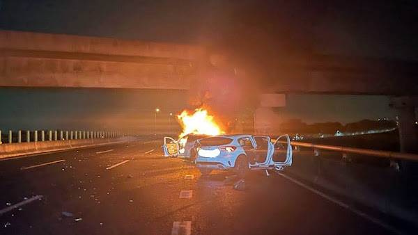 國道三號彰化快官路段2車追撞火燒車 駕駛逃生受傷送醫