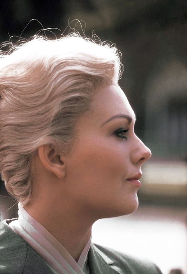 Kim Novak at Her Peak: Stunning Photos from the 1950s and 1960s - 26