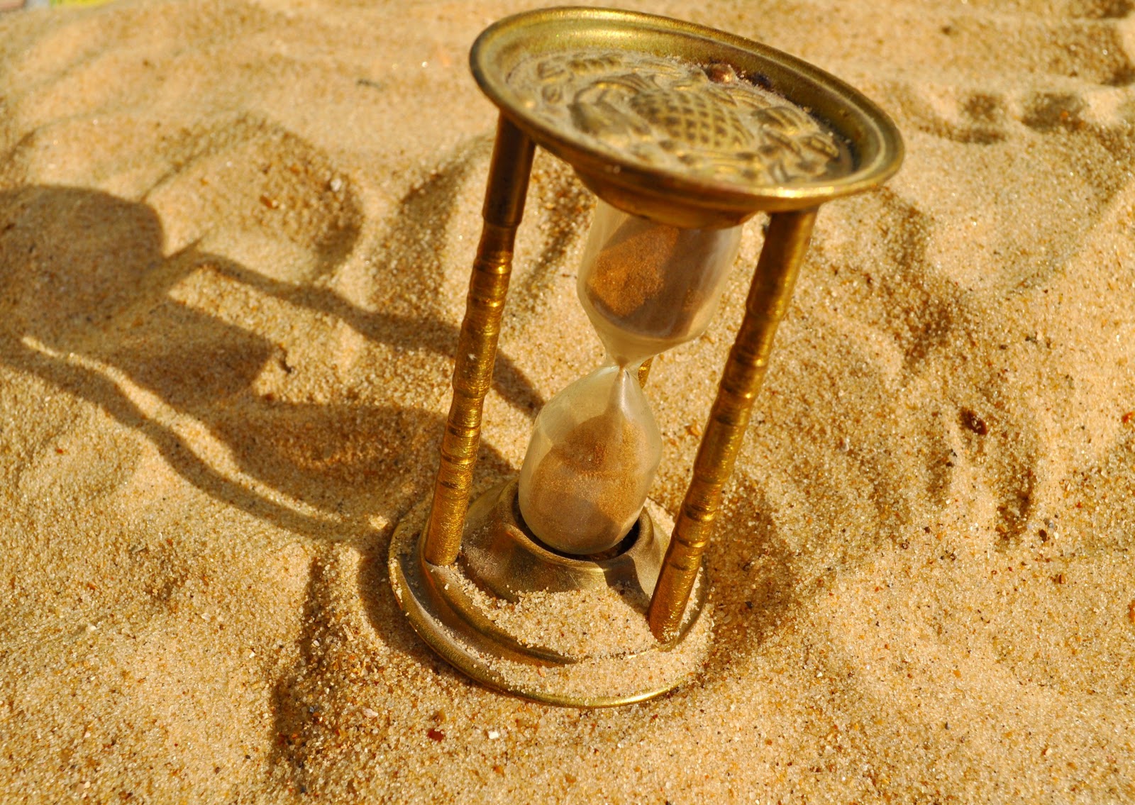 Почему песочные часы. Песочные часы. Песочные часы в древности. Старинные песочные часы. Древние часы.