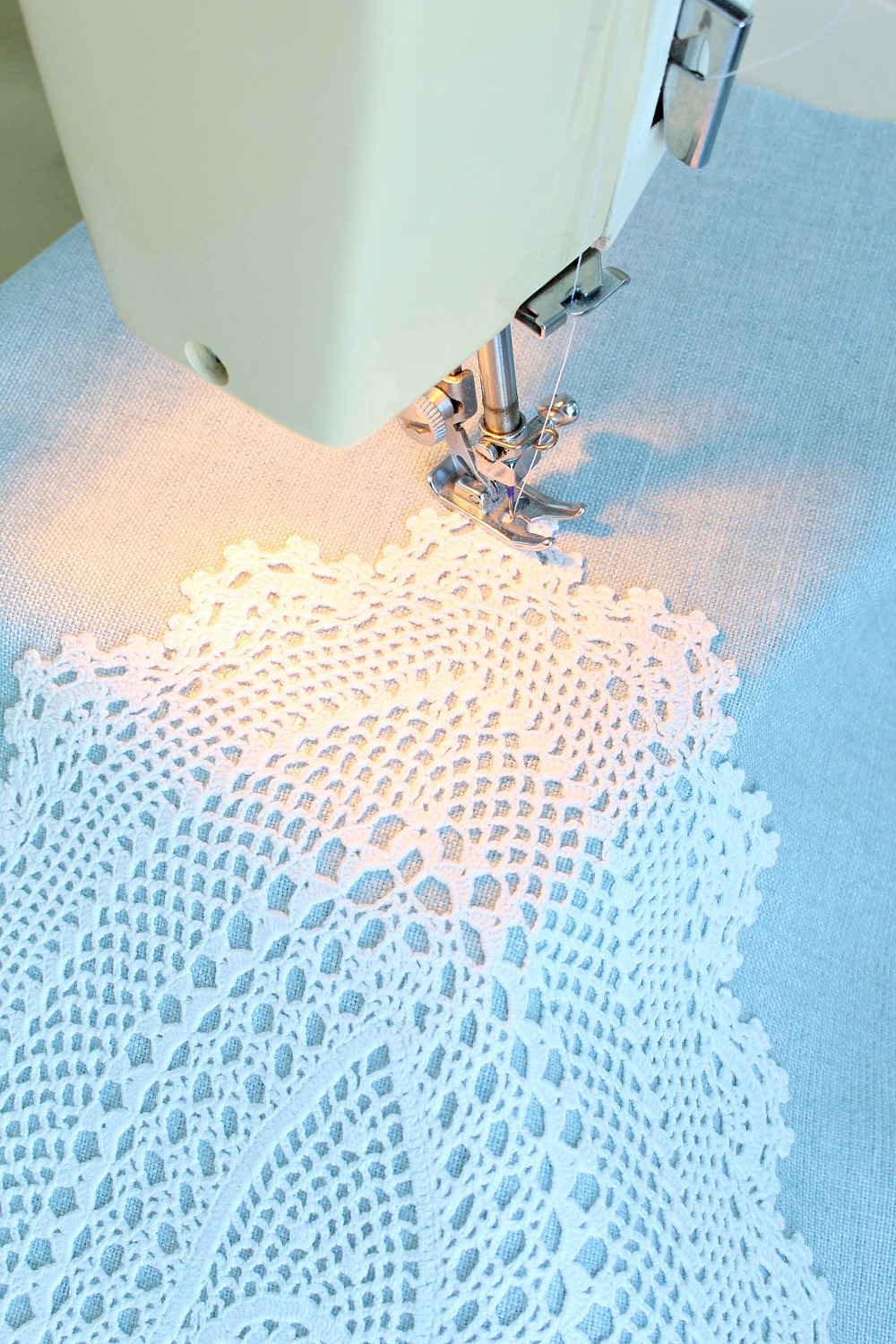 Modern DIY Doily Throw Pillow Dans le Lakehouse