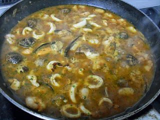 Cocinando el risotto alla marinara.