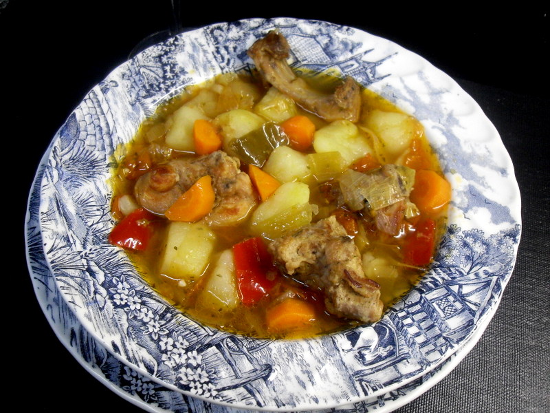 Plato de caldereta de conejo.