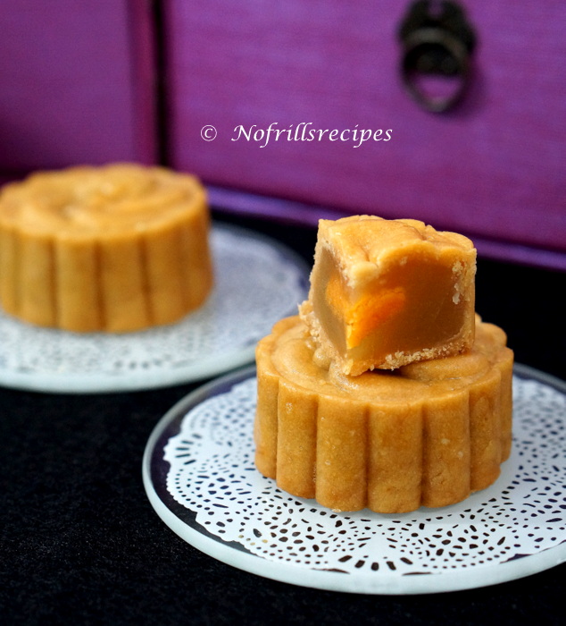 White Lotus Paste with egg yolks mini mooncakes 2020 (白莲蓉蛋黄小月饼)