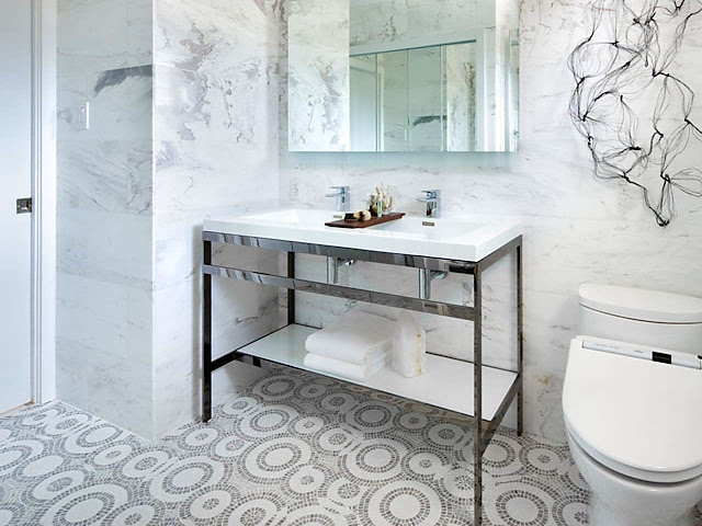 lantai mosaik di kamar mandi