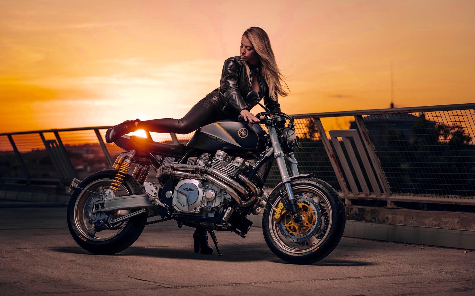 Yamaha XJR И девушка