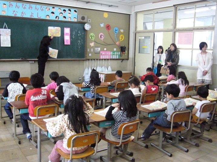 Классы в японской школе. Школа в Японии начальная школа. Японские дети в школе. Японские классы в школе. Японцы в начальной школе.