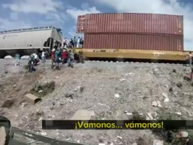 (VIDEO) Más de 100 personas vacían a los trenes en Puebla ante los ojos de los militares
