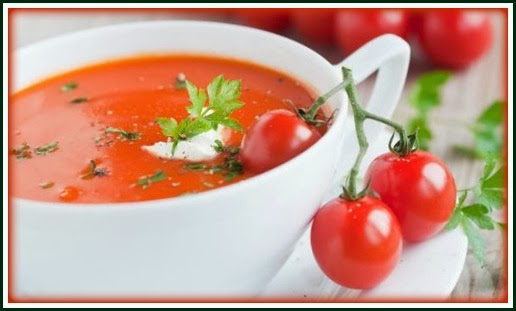 Sopa de tomate com molho de iogurte