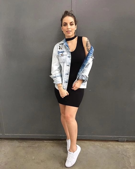 look vestido justo e tenis