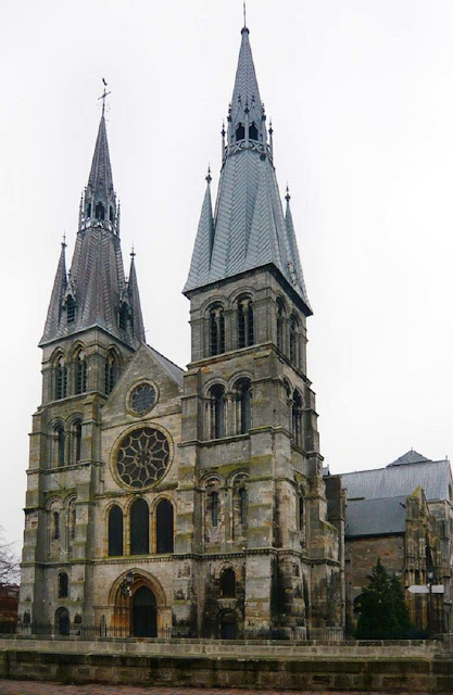 Бывшая коллегиальная церковь Нотр-Дам-ан-Во в Шалон-сюр-Марн. Фасад. Конец XII в.