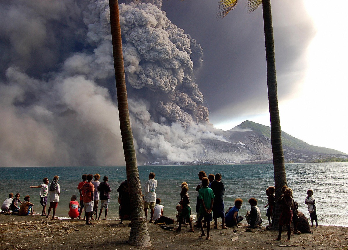 Стихийные катаклизмы. ЦУНАМИ В Папуа новая Гвинея. Рабаул вулкан. ЦУНАМИ В Папуа-новая Гвинея 1998. Папуа новая Гвинея извержение вулкана.