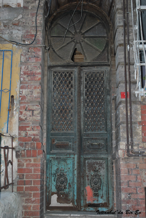 Откройте дверь руин. Двери Стамбула. Цветные двери в Стамбуле. Большие двери в Стамбуле. Знаменитая дверь в Стамбуле.