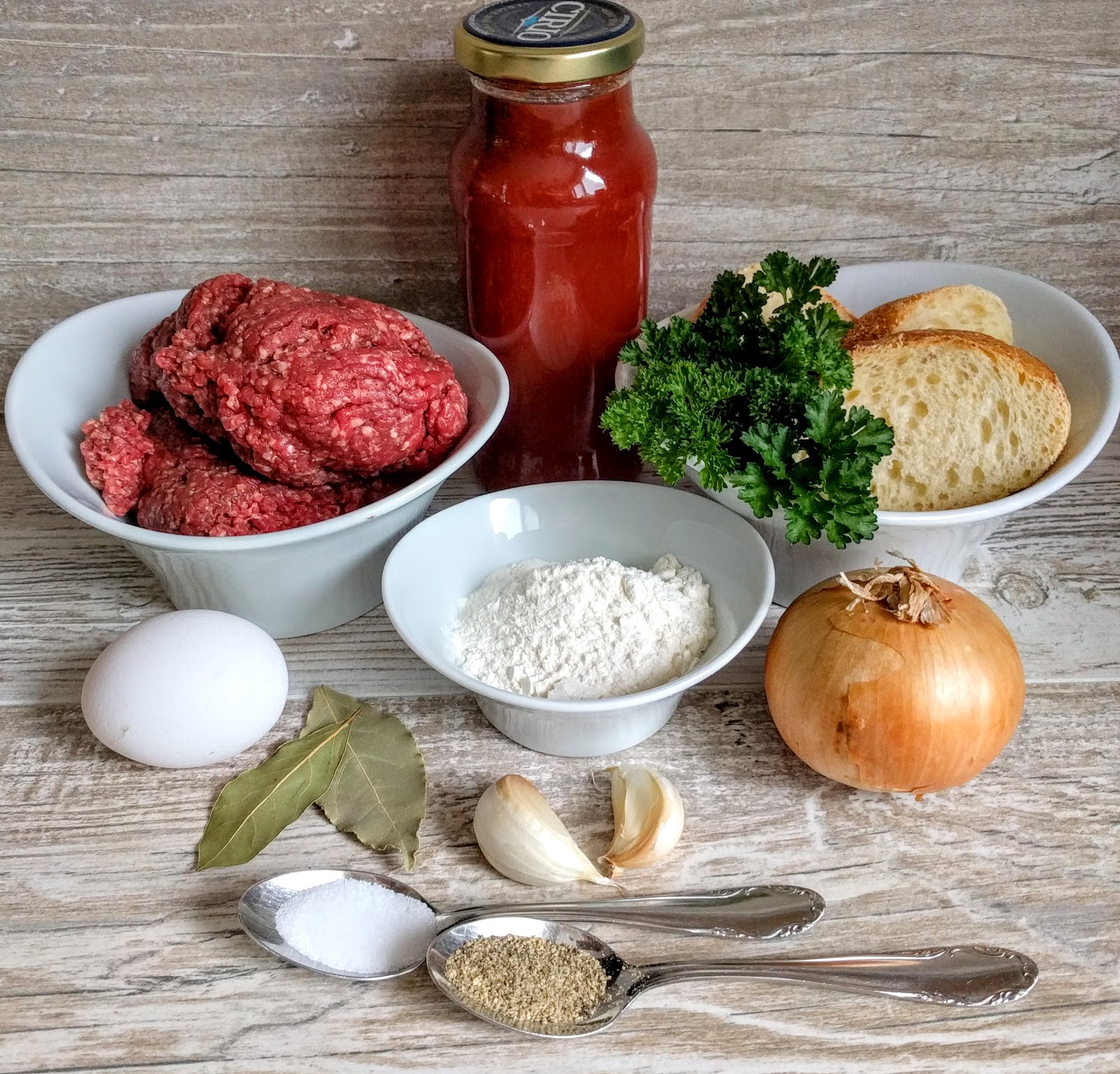 - Frikadellen in Tomatensoße