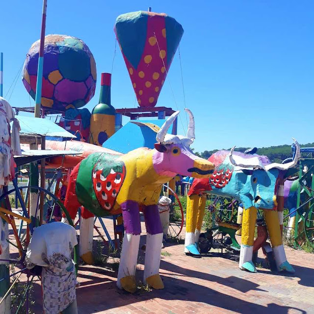 Giant strawberries and other creatures at the Mooiberge Farmstall