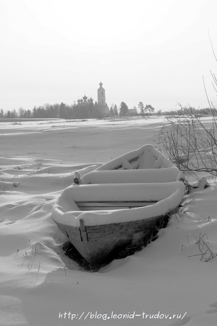 Лодка на зимнем берегу