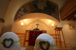Hussenstühle mit Herzen in der Kirche Hussenstühle mit Herzen in der Kirche