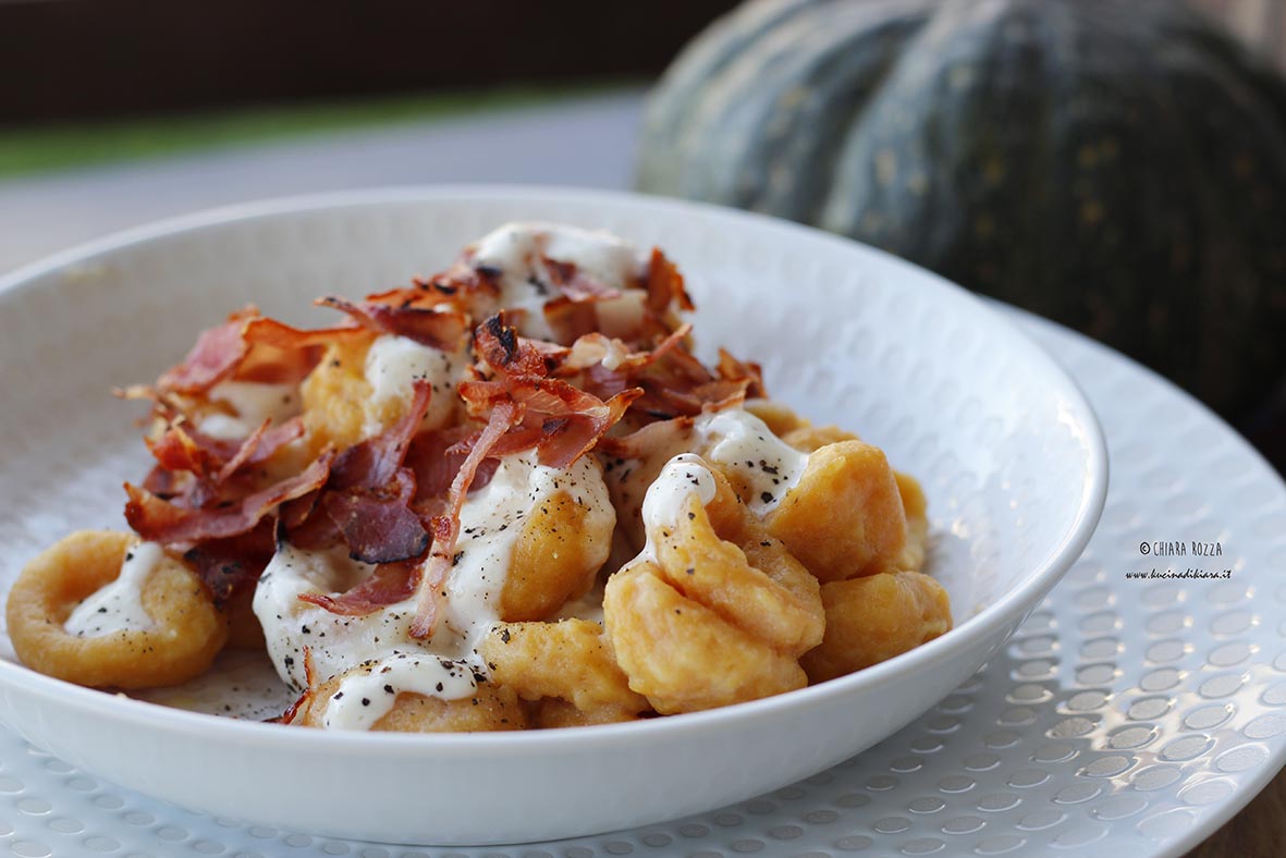 Gnocchi di zucca con crema al parmigiano e speck croccante Kucina di