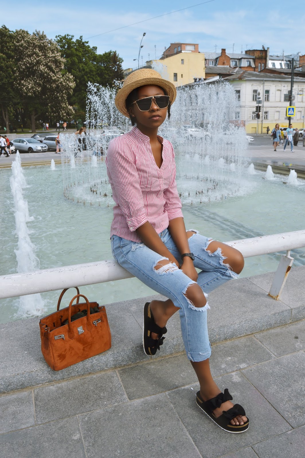 What to wear for a walking tour?: Blue jeans, straw hat, sunglass and Birkenstocks 