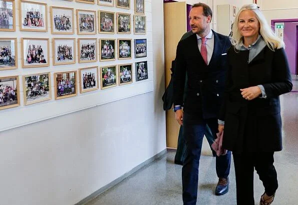 Crown Prince Haakon and Crown Princess Mette Marit visited Florø in Vestland county and the Allanengen Primary School. Ulla Johnson-striped sweater