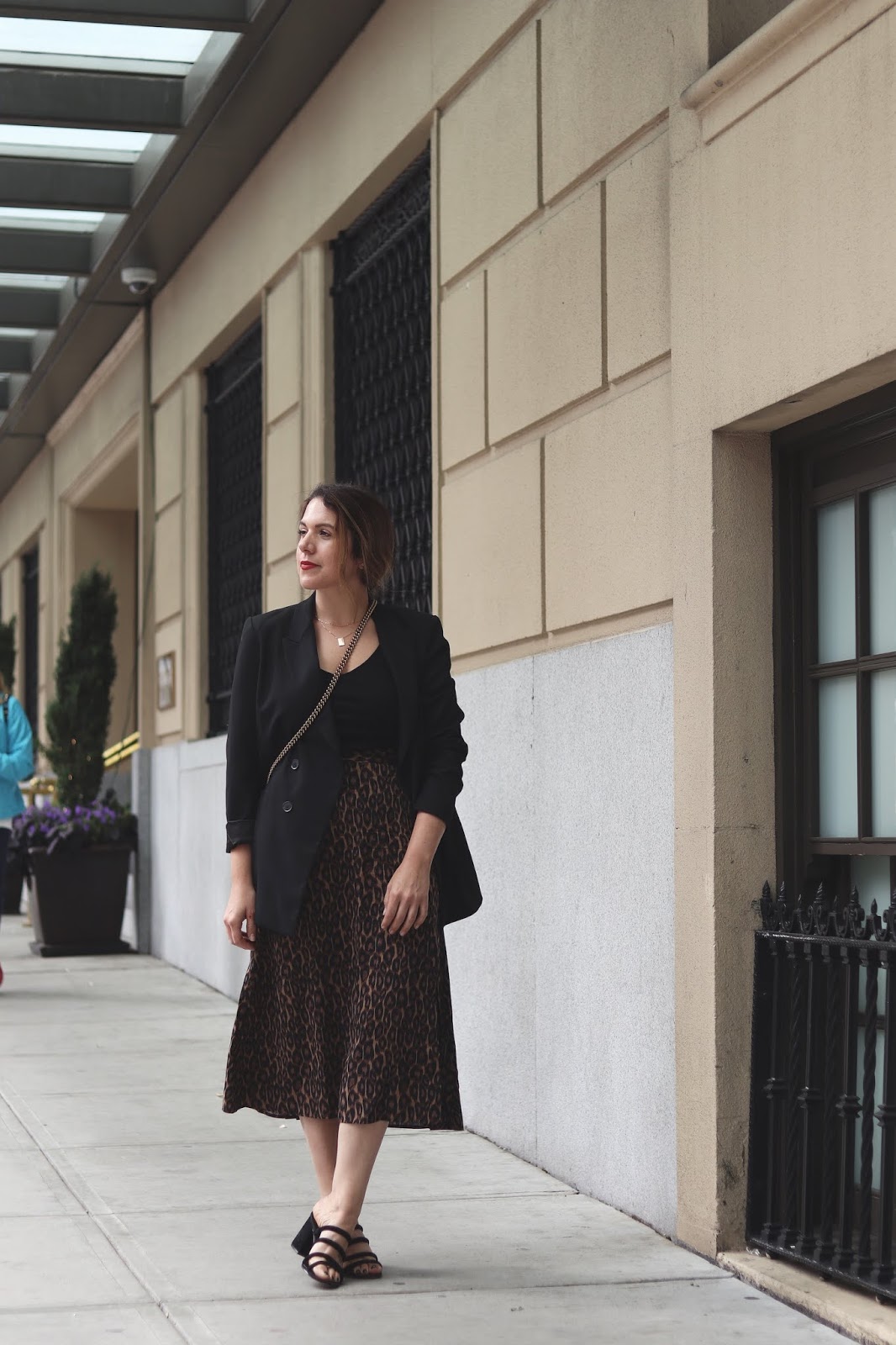 le chateau leopard skirt outfit vancouver blogger fall outfit