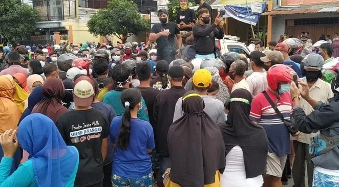 Demo Peternak Blitar Dibubarkan Polisi, Emak-emak Kecewa Kena 'Prank' Bagi-bagi Telur dan Ayam Gratis