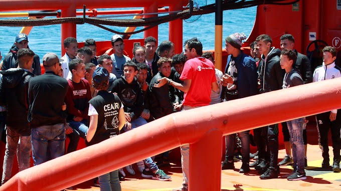 Az olasz haditengerészet migránsokat mentett a Földközi-tengeren   