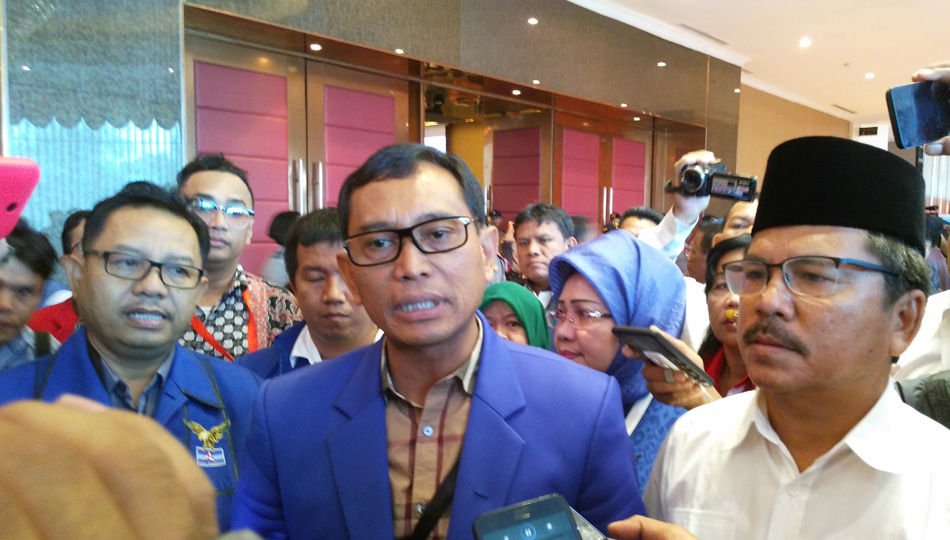 JR Saragih memberikan keterangan pers. JR Saragih memberikan keterangan pers.