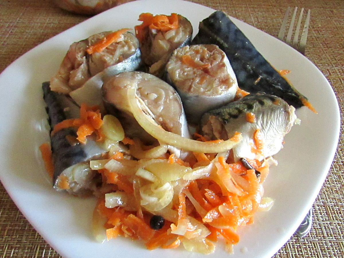 Скумбрия с овощами на тарелке
