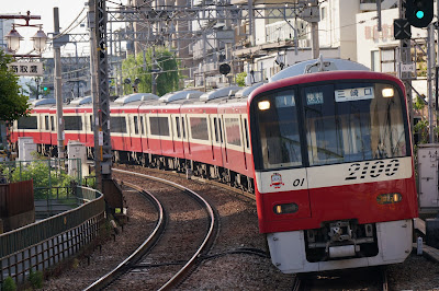 追浜駅を通過する京急2100形快特三崎口行き