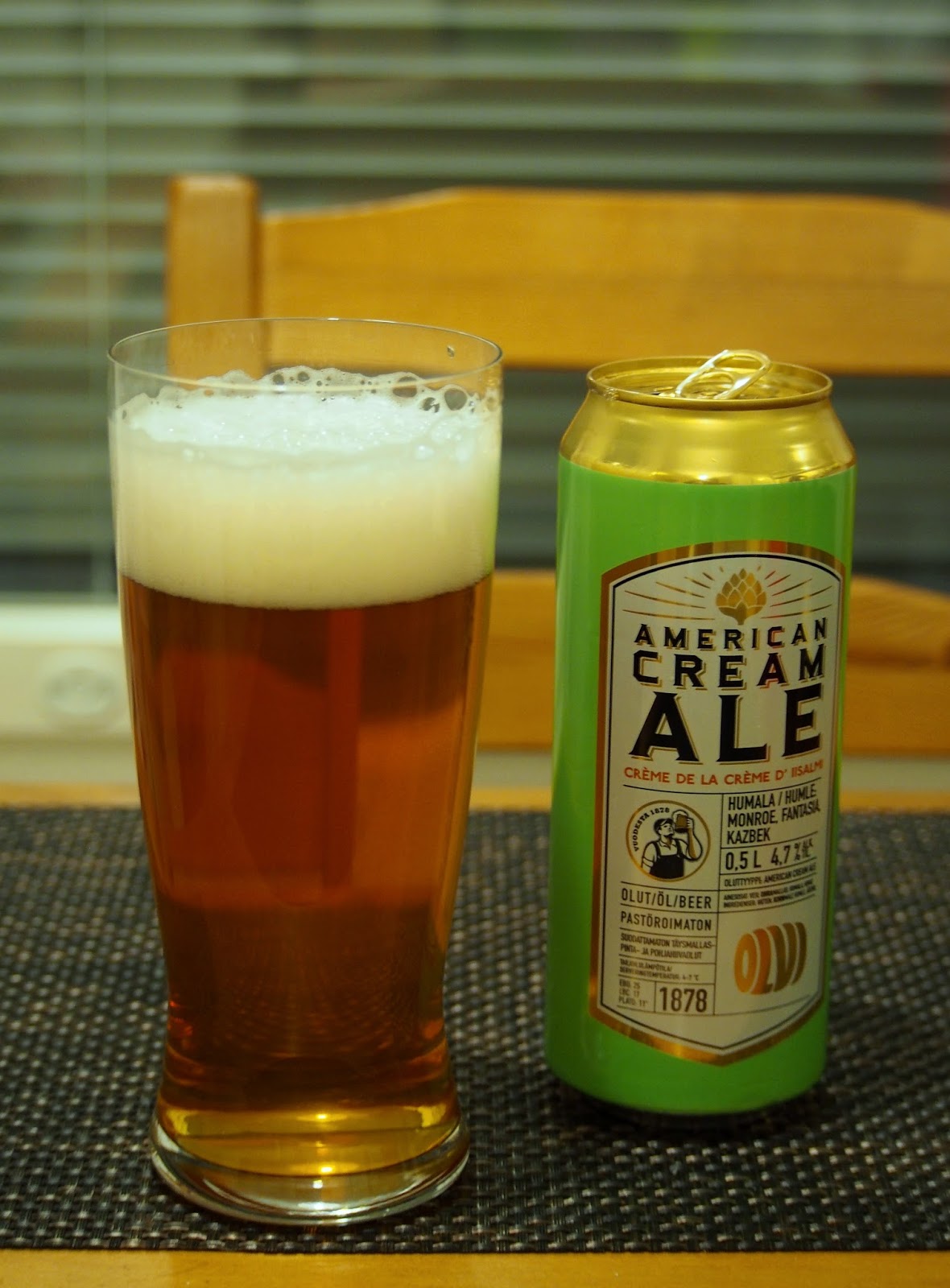 Tyttö ja tuoppi Kuin hedelmäsalaatti kermavaahdolla Olvi American