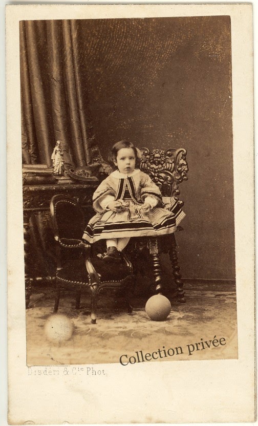 Jeune enfant bébé nourrisson jardin rochers - Ancien négatif photo an