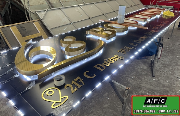 Thi công bảng hiệu alu chữ nổi gắn đèn led hắt chân