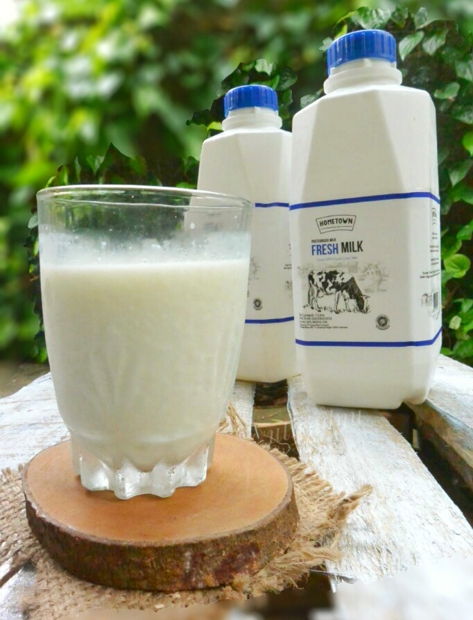 Farm fresh milk картинки. Ann to buy fresh dairy food. молочная продукция на деревянном. молочные продукция на белом. набор кисломолочных продуктов.