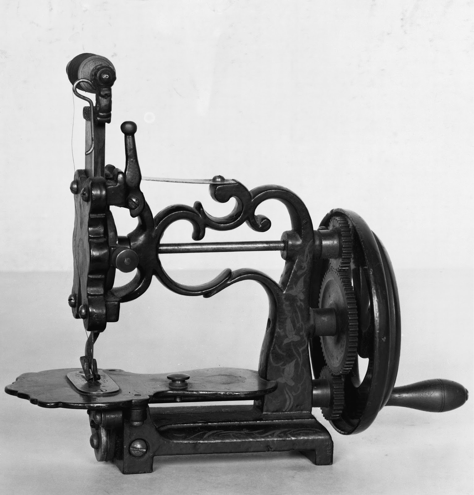 Швейные машинки металлические. Швейная машина Томаса Сейнта. Швейная машинка Томаса Сента.