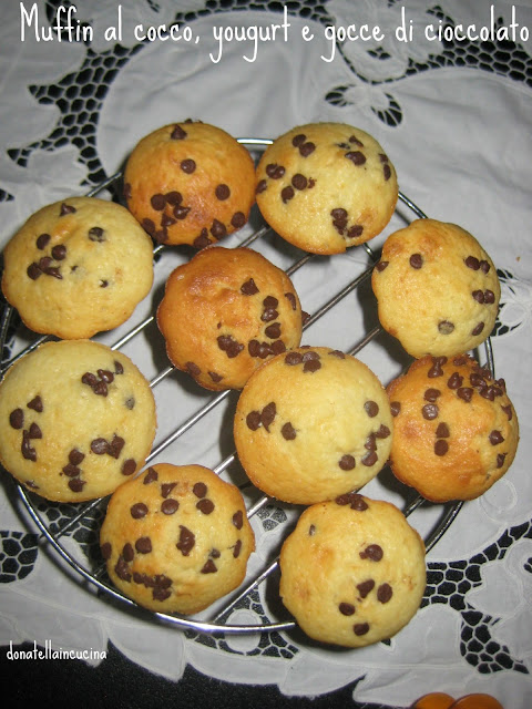 muffin al cocco, yougurt e gocce di cioccolato