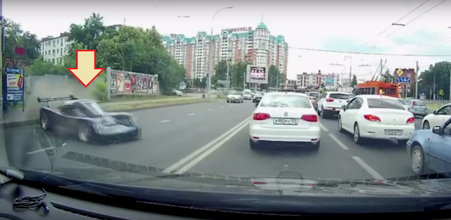 VIDEO : Mungkin Niatnya Show Off, Tapi Mobil Ini Nyasar Ke Trotoar