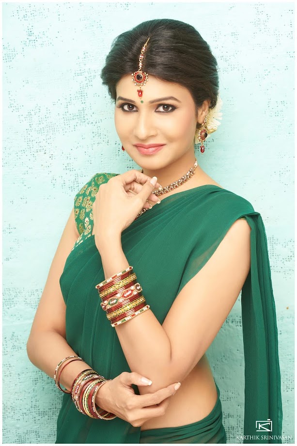 Anjena Kirti in saree photos