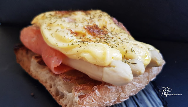 Tosta de espárrago, salmón y holandesa soufflé