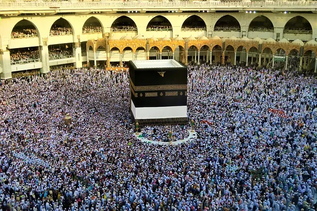 cidade de Meca cheia de peregrinos muçulmanos