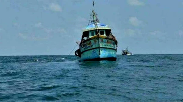  Two fishermen die, three escaped after their boat capsizes, Thiruvananthapuram, News, Trending, Fishermen, Obituary, Accidental Death, Kerala