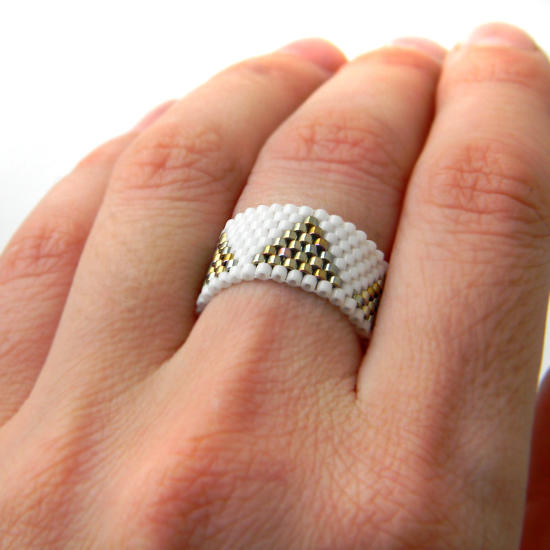 Кольца из бисера картинки. Кольца из бисера. К̠о̠л̠ь̠ц̠о̠ и̠з̠б̠и̠с̠и̠р̠а̠. Широкое кольцо из бисера. Кольца плетеные из бисера.