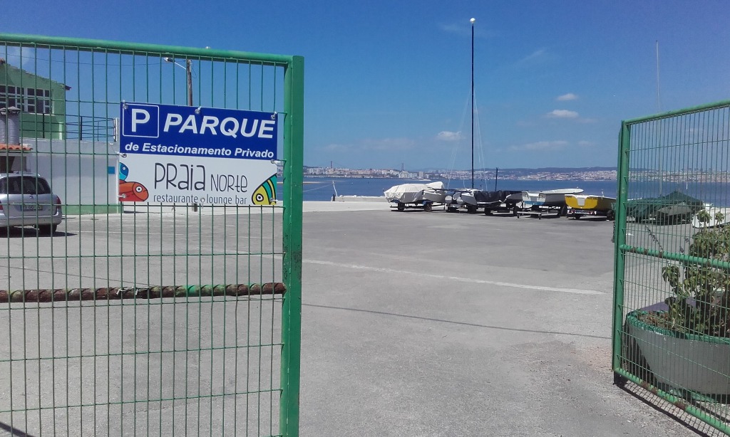 Entrada parque estacionamento do restaurante Praia Norte Entrada parque estacionamento do restaurante Praia Norte