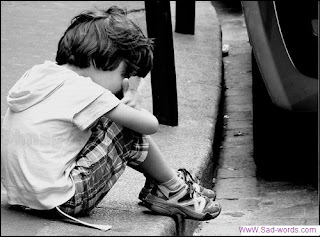 طفل وحدي وحزين جدا