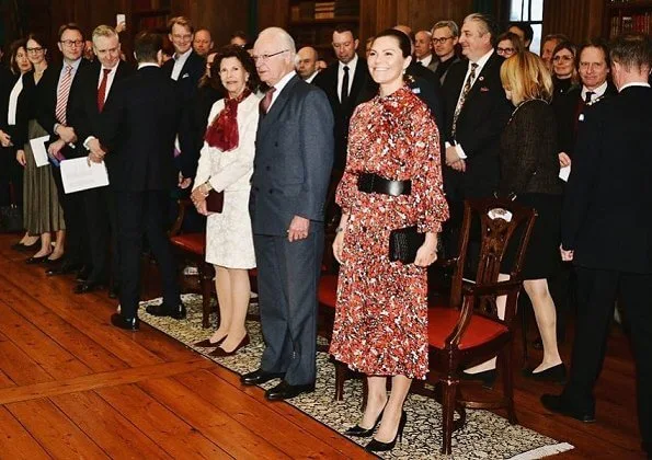 Crown Princess Victoria wore Dagmar Dora dress, and Cravingfor Jewellery baroque pearl earrings. Queen Silvia wore a lace skirt