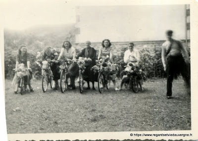 Photo ancienne noir et blanc, familles à la campagne.