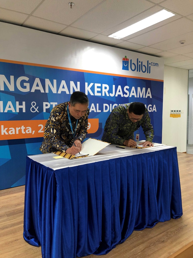 Penandatanganan kesepakatan oleh John Kosasih, Presiden Direktur BCA Syariah dan Kusumo Martanto, CEO Blibli.com