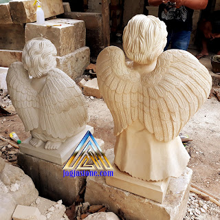 kerajinan seni patung terbuat dari batu alam putih kekuning-kuningan motif Patung Angel